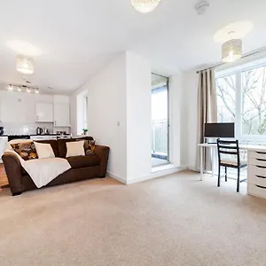 Stunning Double Bed Flat With Private Balcony & Free Parking London